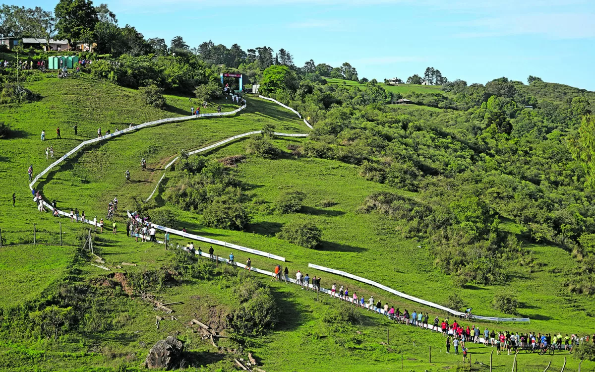 EL COMIENZO DE LA CARRERA. En la Calle 15 de San Javier, muy cerca de la zona de la rotonda, se puso en marcha la competencia. Debido a la dificultad de la bajada, algunos competidores perdieron parte de su equipo y hasta el control de la “bici”.