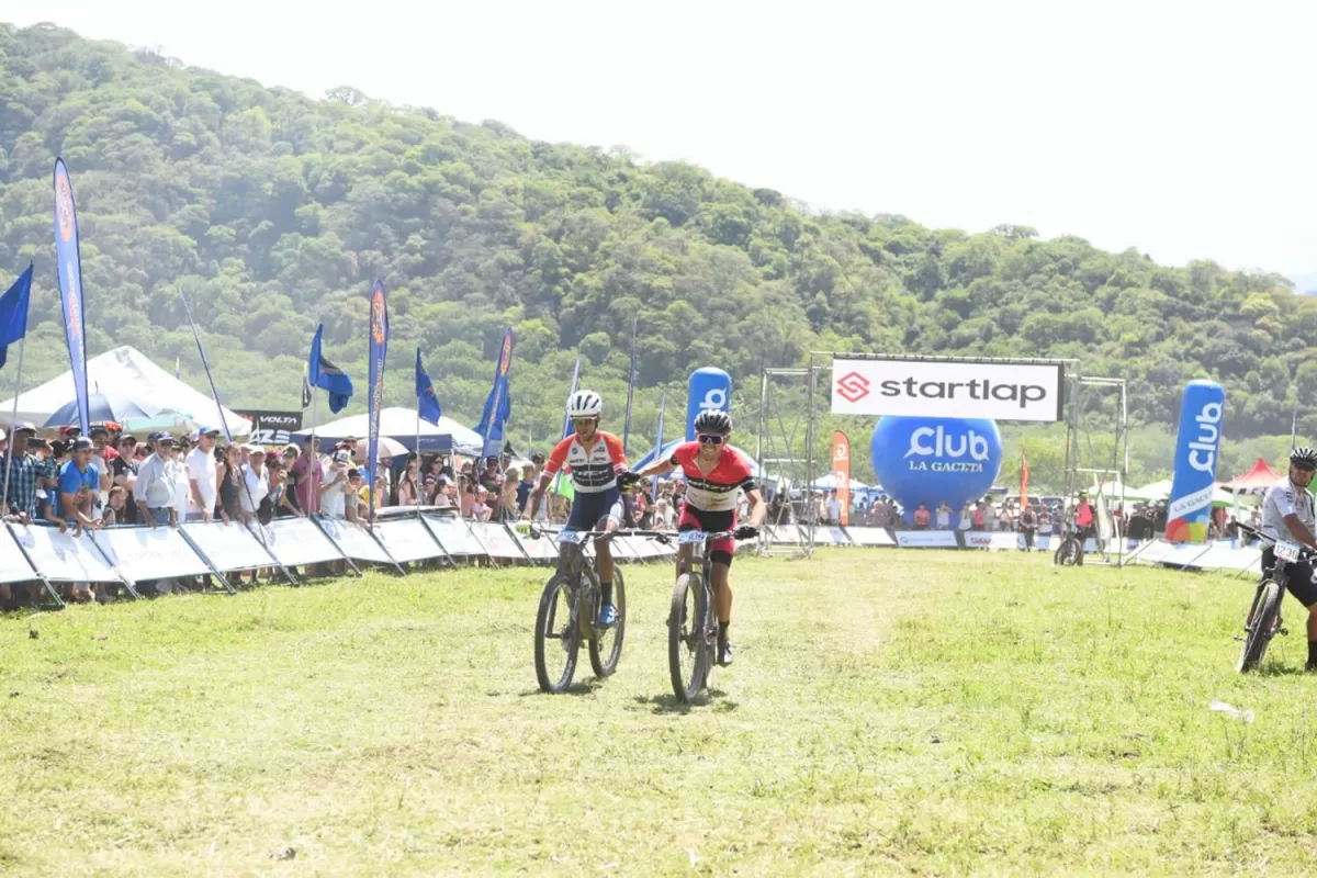 TAREA CUMPLIDA. Álvaro Macías (con el brazo en alto) y Fernando Contreras llegan a la meta luego de recorrer el exigente circuito de 48,5 kilómetros en el tiempo de 2 horas, 33 minutos y 22 segundos.
