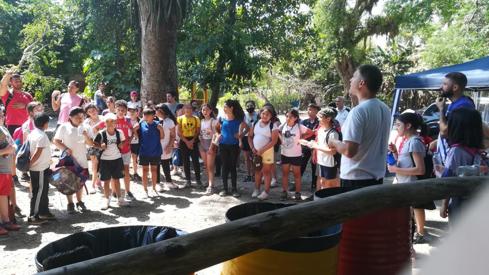 Acción por el medioambiente: se concientizó a los visitantes en la entrada a los senderos