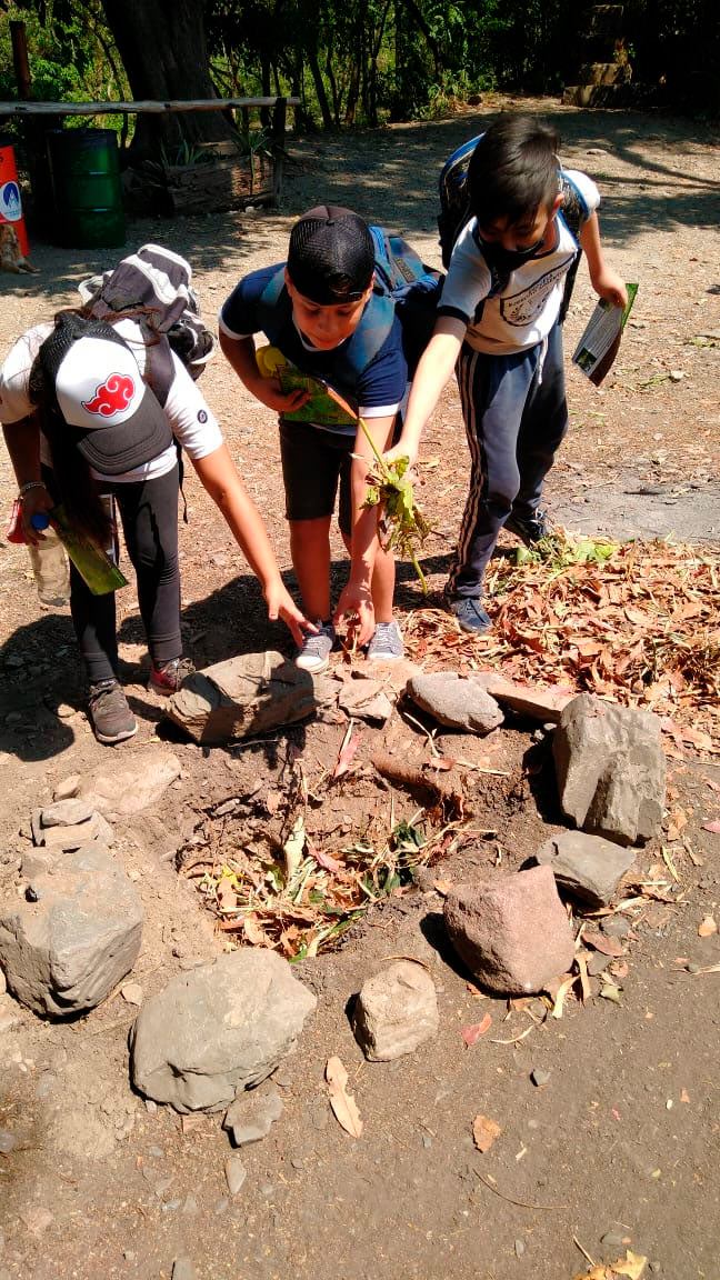 Acción por el medioambiente: se concientizó a los visitantes en la entrada a los senderos