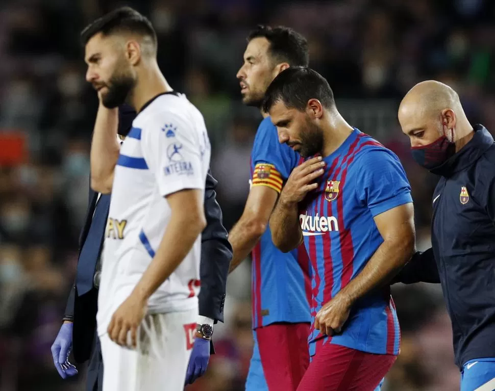 PREOCUPADO. El “Kun” se retira de la cancha tomándose el pecho y buscando una explicación. 