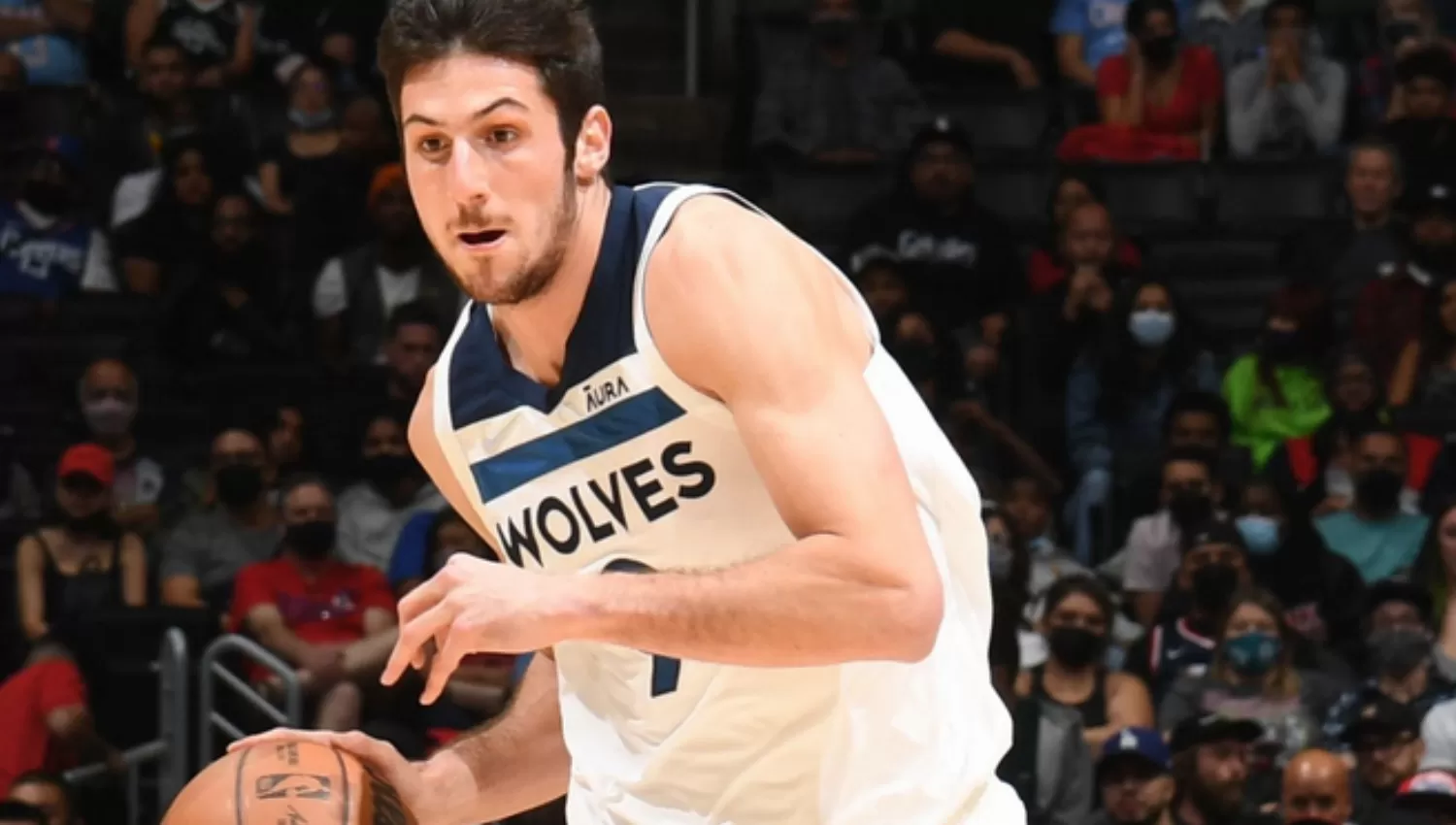 EXPERIENCIA. Bolmaro alterna entre la NBA y la G-League en su primera temporada con Wolves.