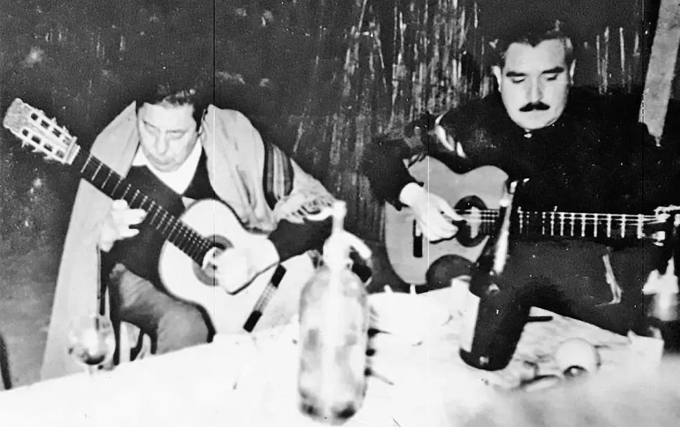 ENTRAÑABLE AMISTAD. Federico Nieva tocando a dúo con su admirado y querido Atahualpa Yupanqui. 