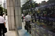 Los mercados, en caída: El duro impacto financiero de la variante sudafricana de coronavirus