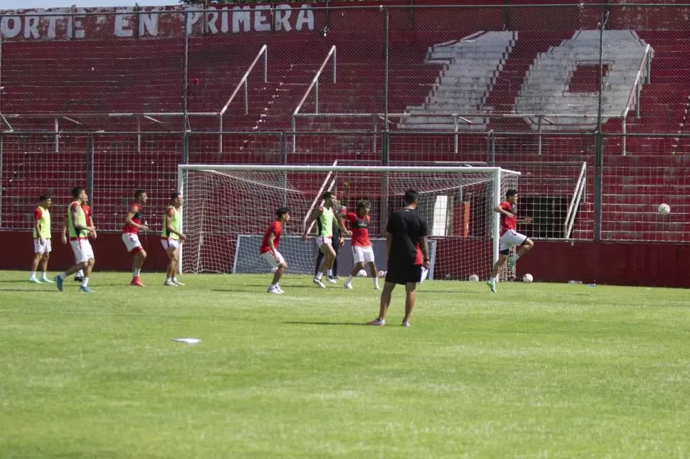 MUCHA FE. En el seno del plantel “santo” no piensan en negativo y pese al duro y contundente resultado de la ida, confían en que pueden torcer la historia. Los hinchas organizaron un banderazo de apoyo. twitter@casmoficial