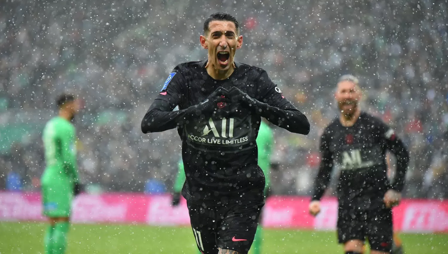 FESTEJO. Di María celebra bajo la nieve su gol frente a Saint-Etienne.