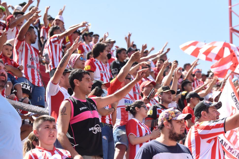 PURO ALIENTO. Los hinchas vibraron como si estuvieran en un partido oficial.