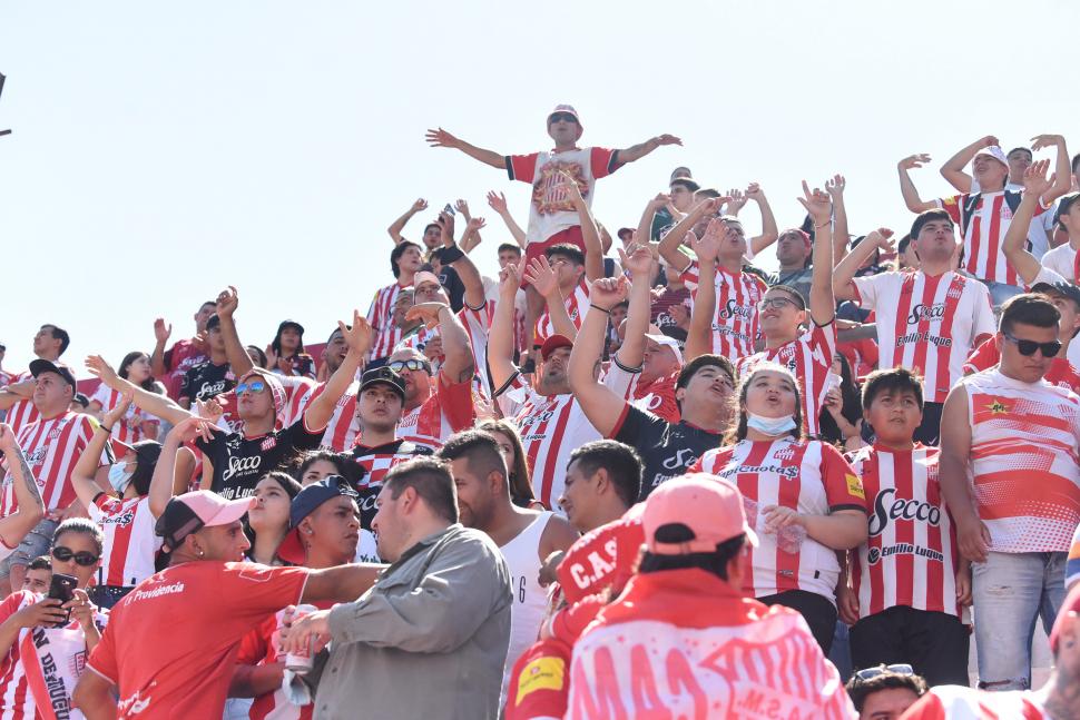 PASIÓN. El hincha “santo” no deja de sorprender con su fidelidad a los colores.