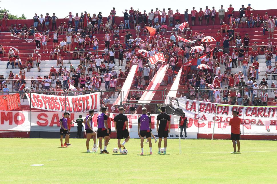 POSTAL. Los jugadores detuvieron la práctica para contemplar a los fanáticos.