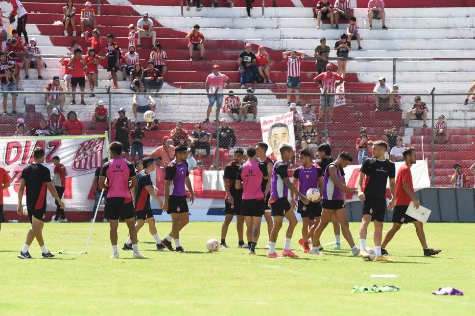 AGRADECIMIENTO. Luego de terminar la sesión, los futbolistas cantaron junto a los hinchas, los aplaudieron y prometieron dejar todo mañana en Caballito. 