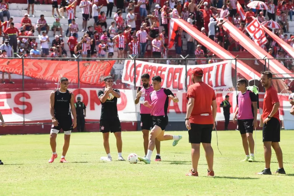 MUY BUEN CLIMA. Estigarribia ensaya un remate; Pellerano, Ormachea, Orellana, Monroy, el “profe” Saja y De Muner sonríen. El plantel realizó el último entrenamiento en medio de un clima distendido. 