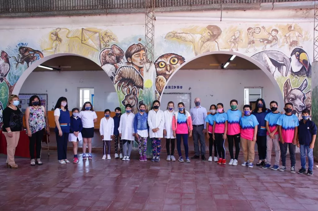 EL MINISTRO DE EDUCACIÓN visita la escuela refaccionada. 