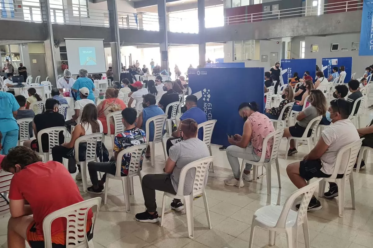 Los tucumanos esperan su turno de vacunación.
