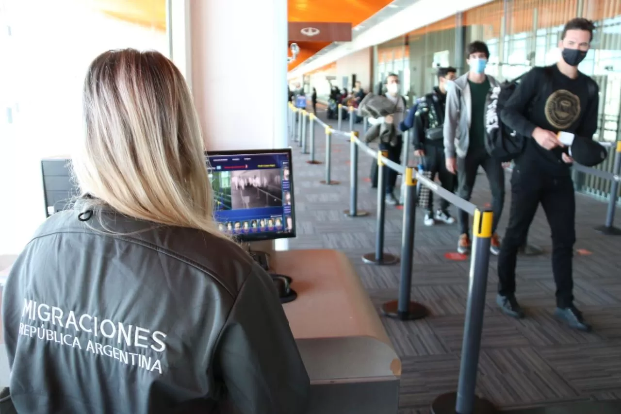 CONTROLES EN EZEIZA. Foto de Archivo /  Twitter @florcarignanook