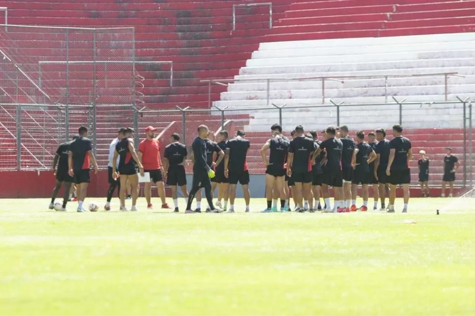 INDICACIONES PARA TODOS. El entrenador, Pablo De Muner, les inculcó a los jugadores sus ideales futbolísticos, y fueron ellos quienes rápidamente los ejecutaron. Hoy, necesitan concentración y amor propio. 