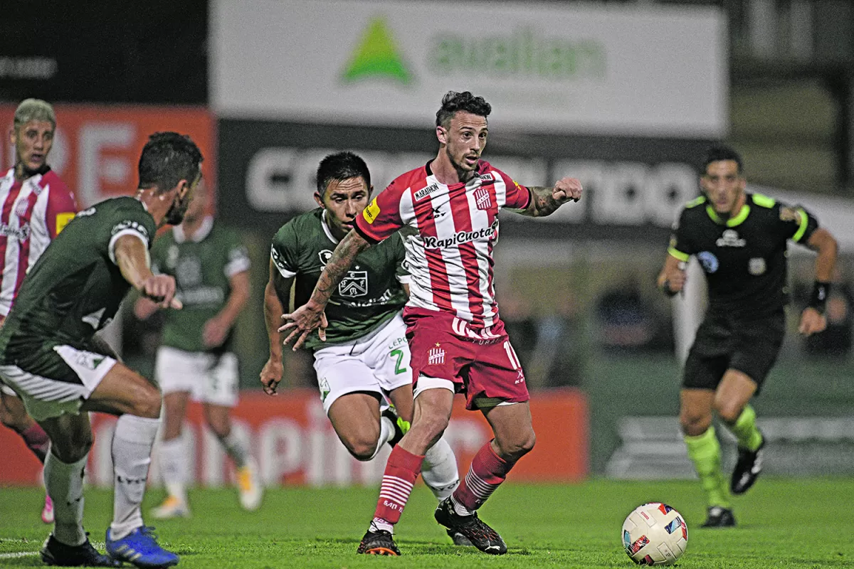 BUENAS Y MALAS. González no logró de terminar de afianzarse en el “Santo”. Anoche, tuvo muchos errores que derivaron en pérdidas; también aportó algunos destellos. 