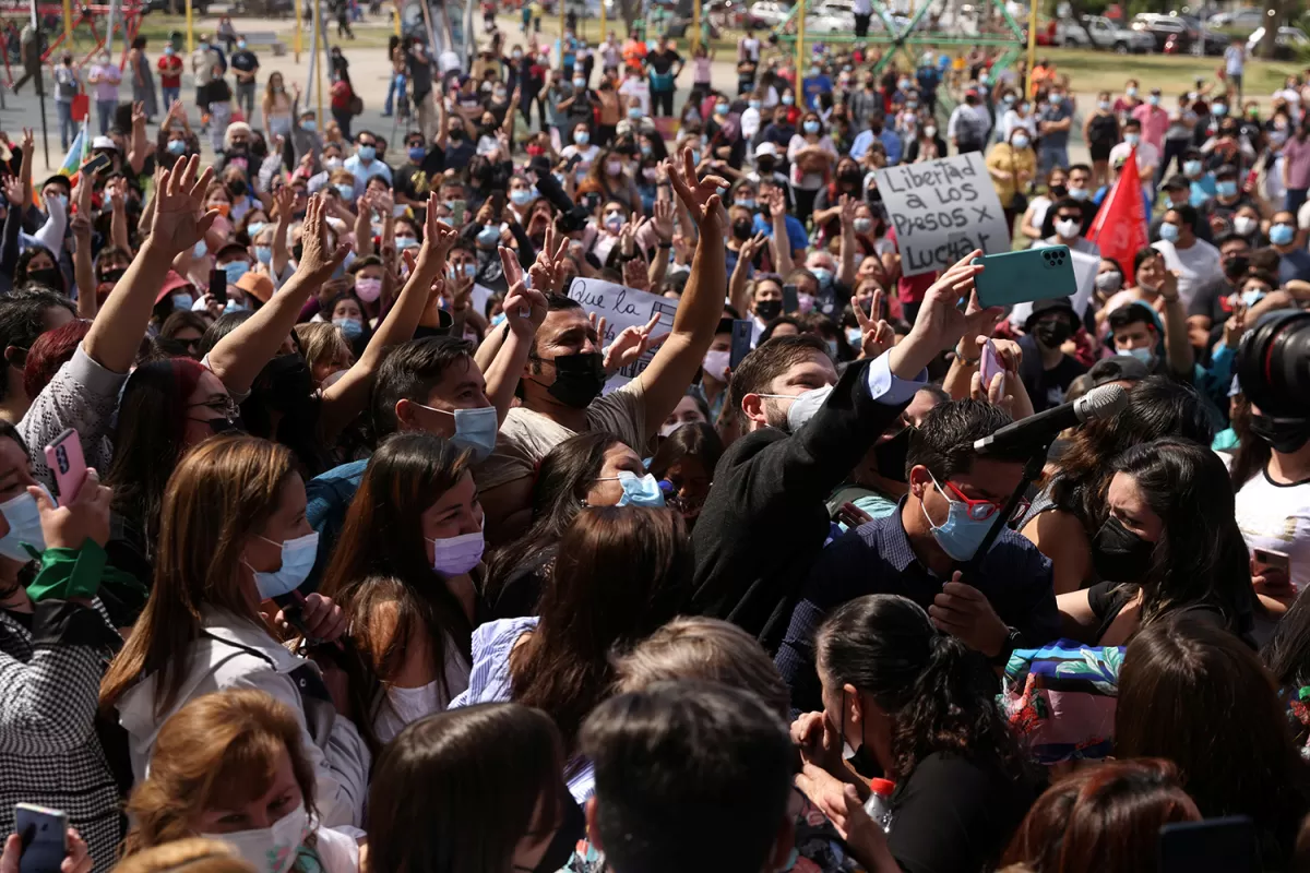 CAMPAÑA. Boric recorre Chile para sumar voluntades, en un despliegue territorial que no había tenido antes.