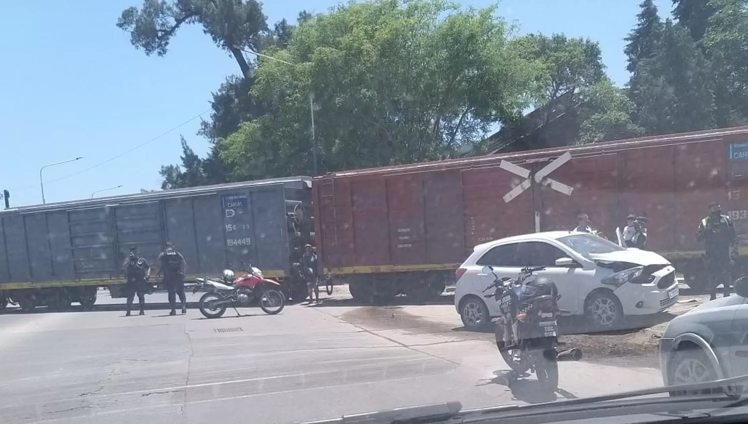 DEMORAS. El choque entre el auto y el tren interrumpió el paso por la avenida Ejército del Norte.