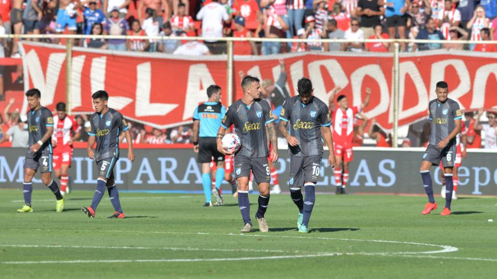 A SACAR DEL MEDIO. Augusto Lotti y Leonardo Heredia caminan hacia el circulo central, mientras en el fondo, Juan Manuel García festeja el primer gol del partido. Fotos de Javier Escobar - Especial para La Gaceta 