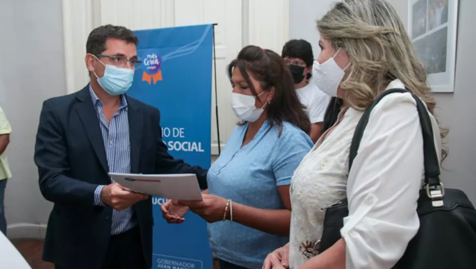 AYUDA. Ocho familias tucumanas recibieron beneficios para que mejoren sus viviendas.