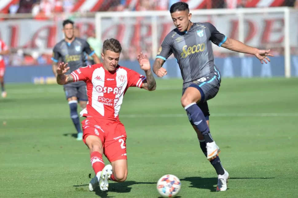 CONTROLADO. Ruiz Rodríguez, como todo el equipo, tuvo una tarde para el olvido en el “15 de abril”. Atlético cayó 3-0 y ahora visitará a Colón, también en Santa Fe.  