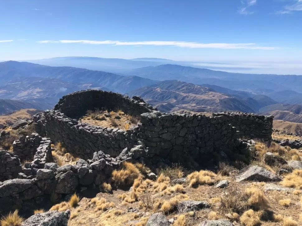 MIRANDO CASI DESDE EL CIELO. Restos de antiguos corrales de un “puesto” con los cerros del Valle de Tafí como monumental horizonte. LA GACETA / FOTO DE ANTONIO FERRONI