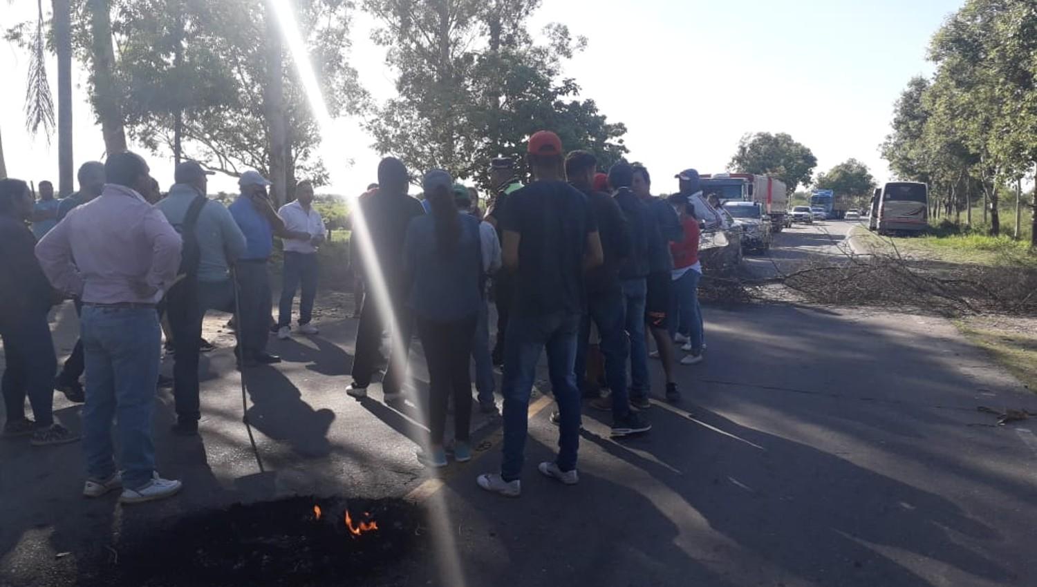 ATRAPADOS. Los manifestantes piden al municipio un camino alternativo.