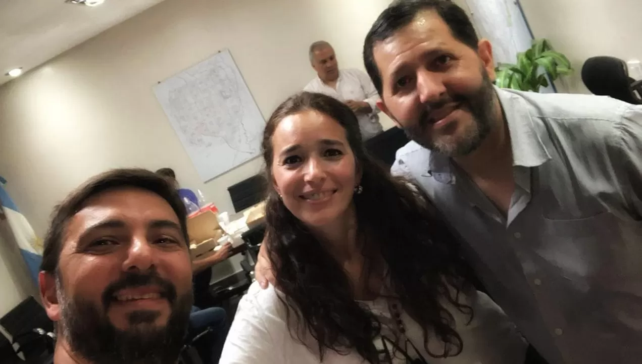 LANZADO. El ex funcionario de la UNT Raúl Cervantes (derecha) se postulará a edil de Yerba Buena; en la imagen, durante la celebración de la elección del 14 del mes pasado, en el despacho del secretario de Gobierno de la Municipalidad de San Miguel de Tucumán, Rodolfo Ocaranza.