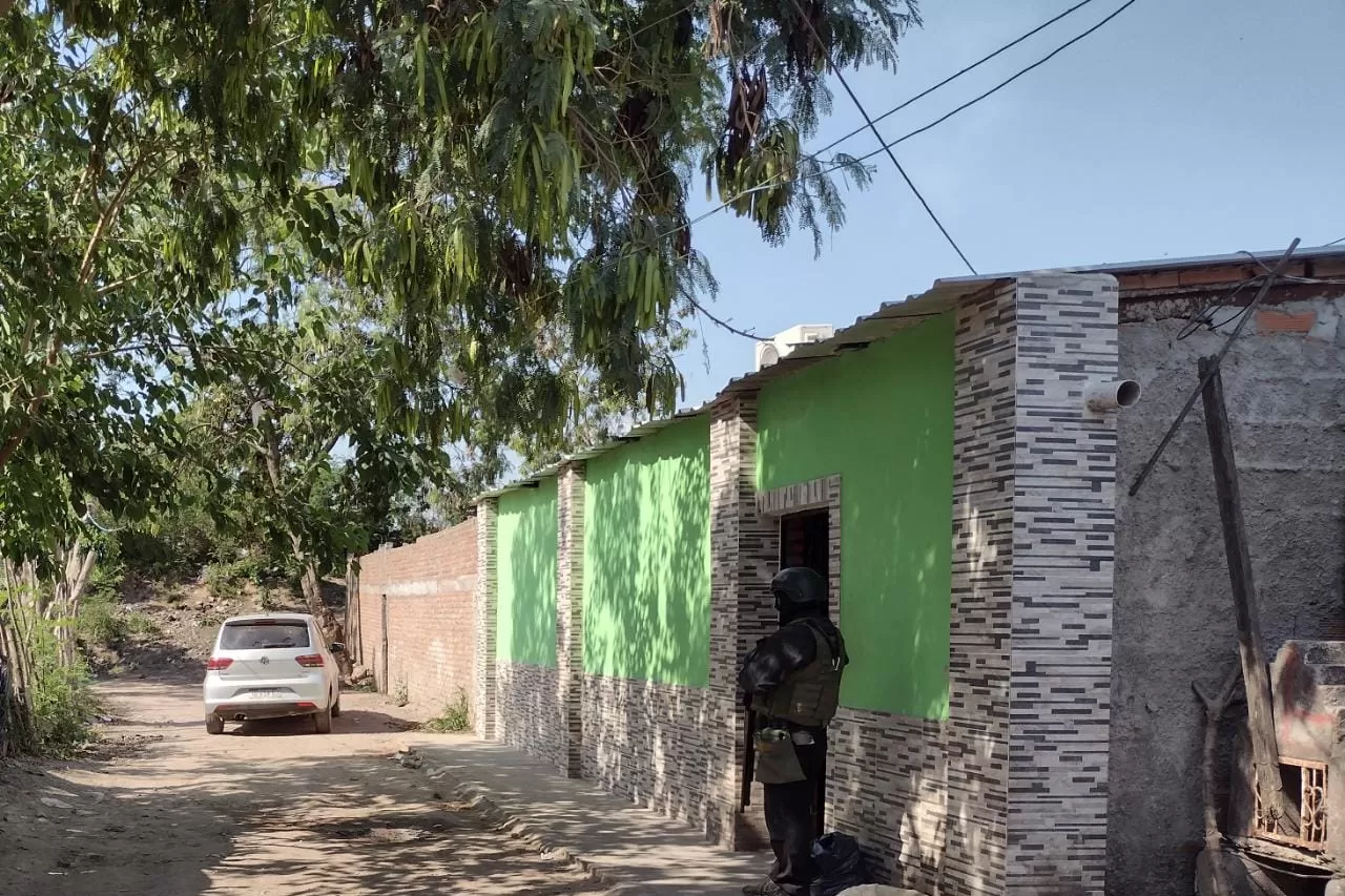 Allanan tres casas en Villa 9 de julio, en un operativo antinarco