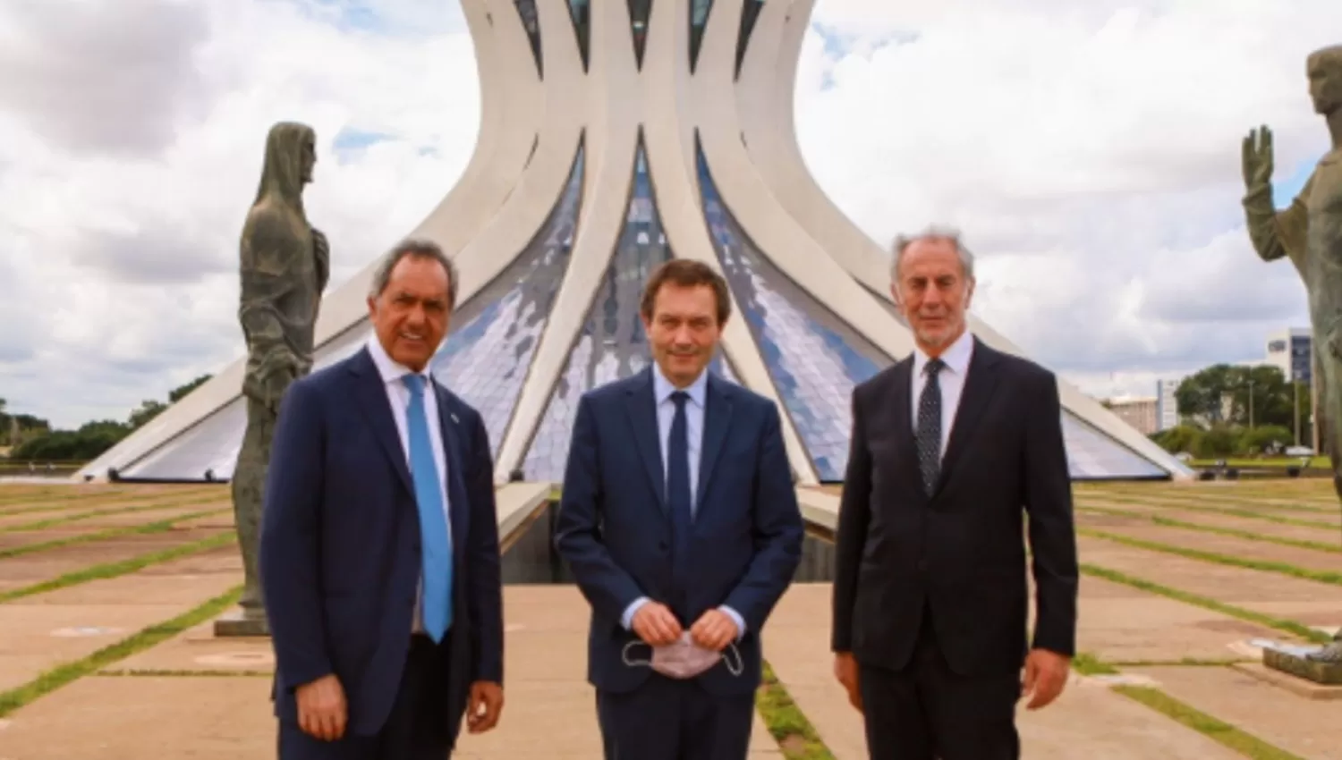 EN BRASILIA. Scioli, Beliz y el tucumano Neme forman parte de la comitiva argentina en Brasil.