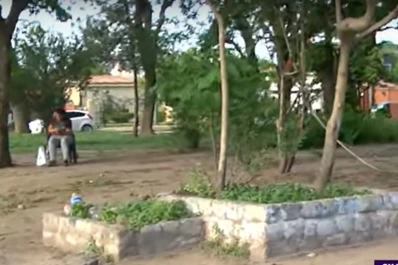 En el barrio Sarmiento se quejaron por el líquido cloacal y el mal estado de la plaza