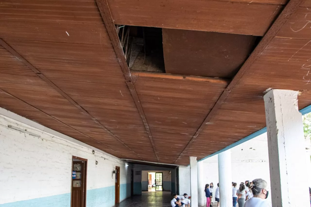 Techo Roto. Una de las fotos tomadas por el legislador Berarducci en la escuela. 