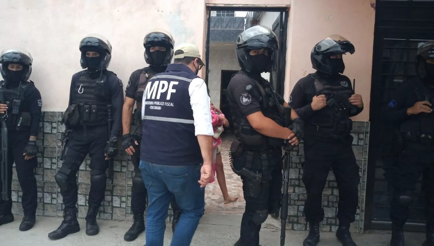 ALLANAMIENTOS. Los procedimientos se desarrollaron esta madrugada en el barrio Victoria.