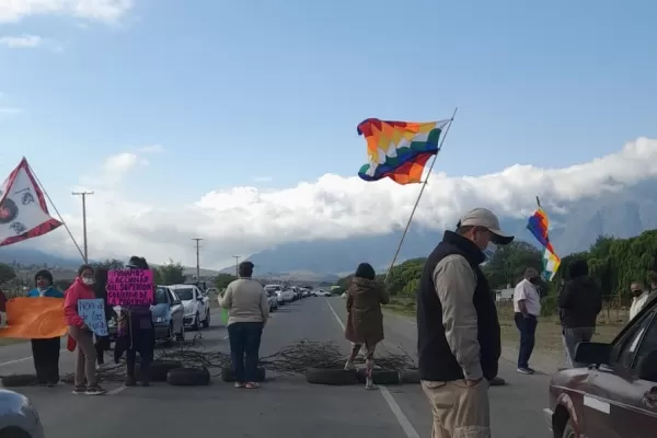 Miembros de la comunidad indígena de Tafí del Valle cortan el tránsito sobre la ruta 307