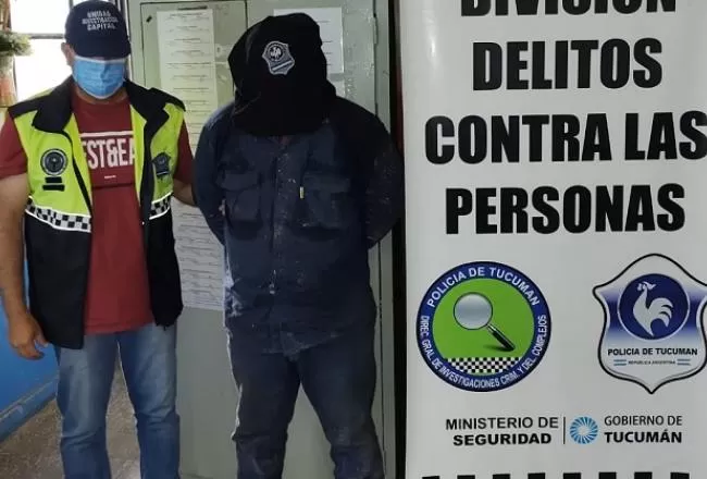 EL DETENIDO, acusado de abusar de su hijastra, menor de edad. 
