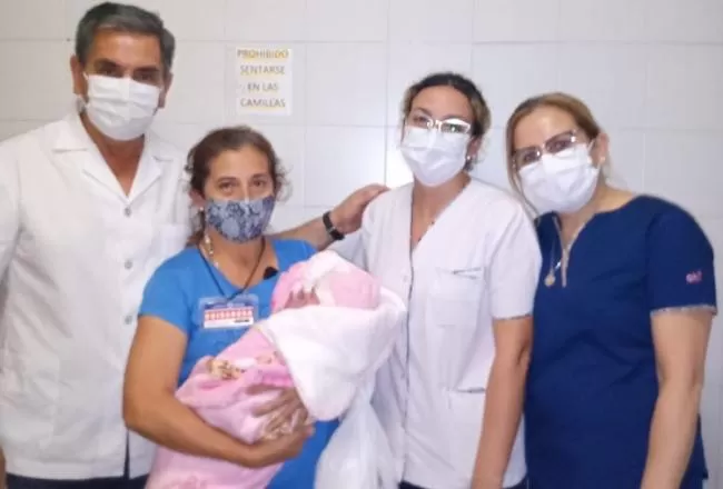 LA BEBÉ donante y el equipo médico. 