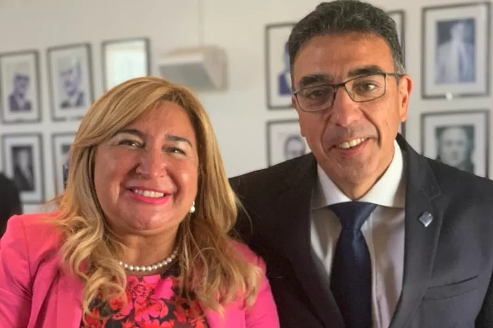 Marcela Ruiz, junto al flamante presidente reelecto de la FAM, Ariel Ariza.