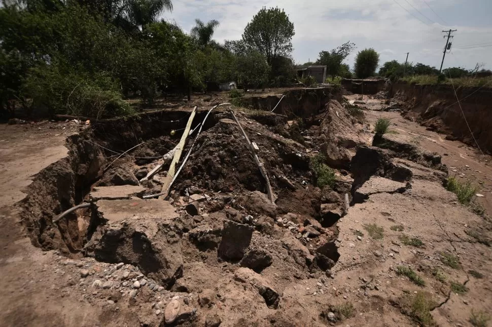 NO FUE TRAGEDIA. En Graneros, la creciente provocó un gran socavón que destruyó la escuela de la zona y casas, la gente aún espera los arreglos.