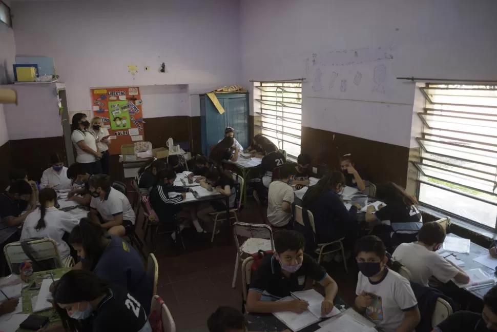 CON BARBIJOS EN EL AULA. Tanto en establecimientos públicos como privados rige la obligatoriedad.