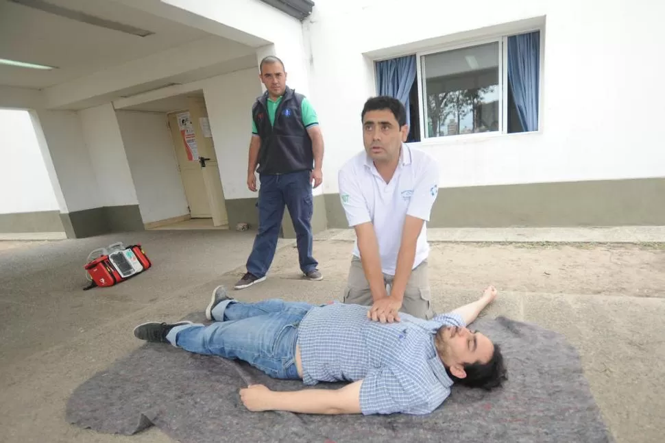 LA IMPORTANCIA DE SABER RCP. Dos especialistas del Siprosa, expertos en reanimación, explican el paso a paso. LA GACETA