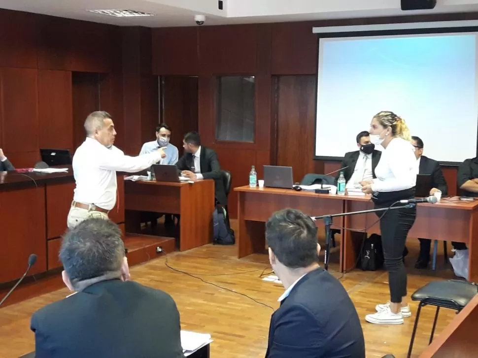 SEGUNDO ACTO. El defensor Carlino y una testigo intentaron, sin éxito, recrear el procedimiento en la sala. Se ordenó una reconstrucción del hecho.  