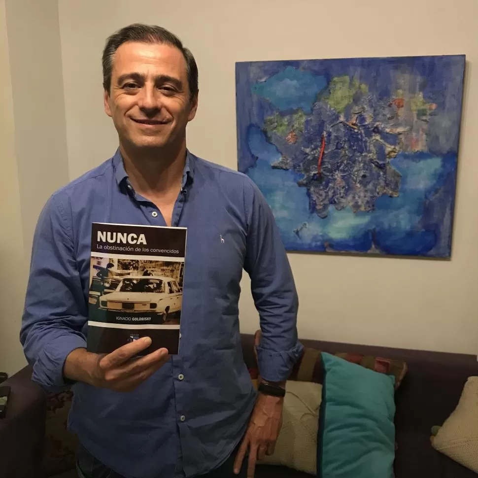 FELICIDAD. El abogado, político Ignacio Golobisky posa junto a su primera novela.  