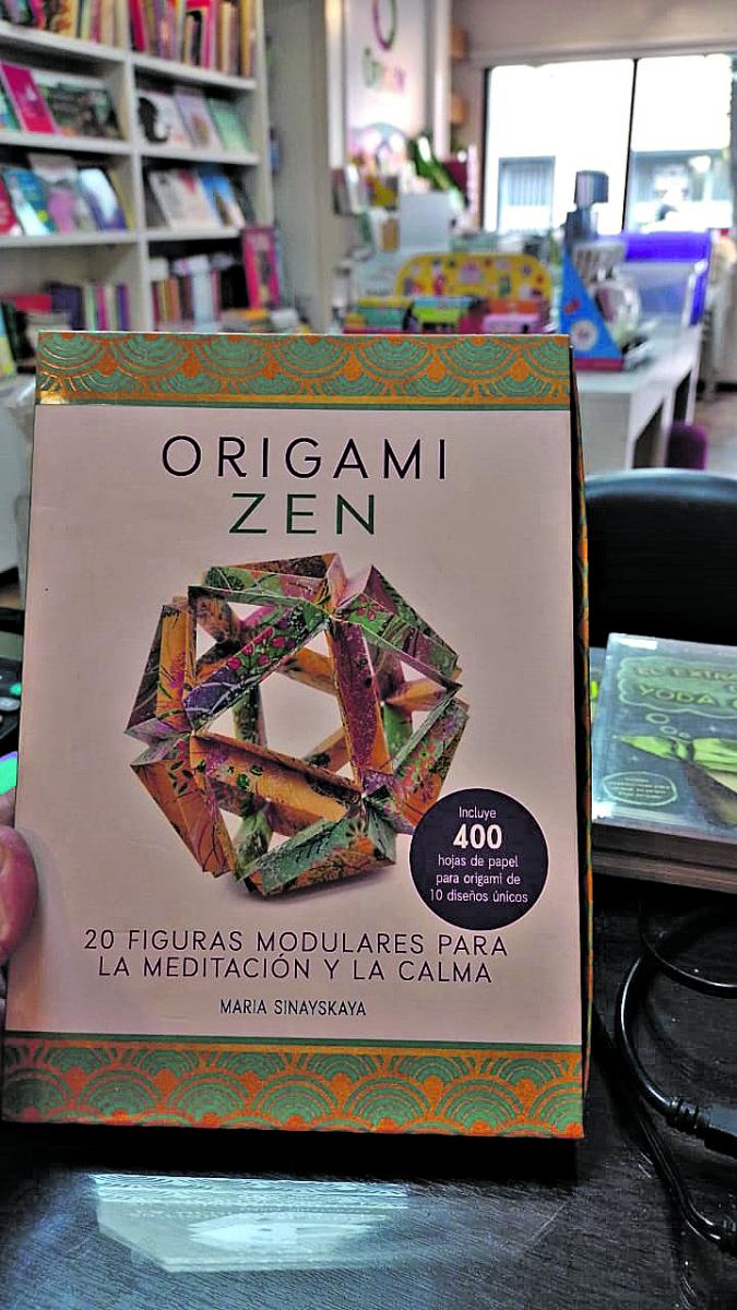 La paz de la Navidad de la mano del origami