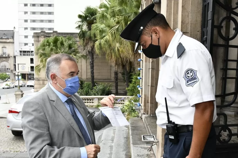 ANTE UN POLICÍA. Jaldo enseña su esquema de vacunación.