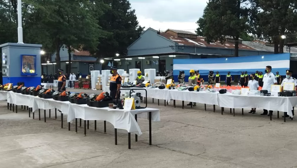 HERRAMIENTAS. En el marco de su 200 aniversario dan equipamiento a la Policía.