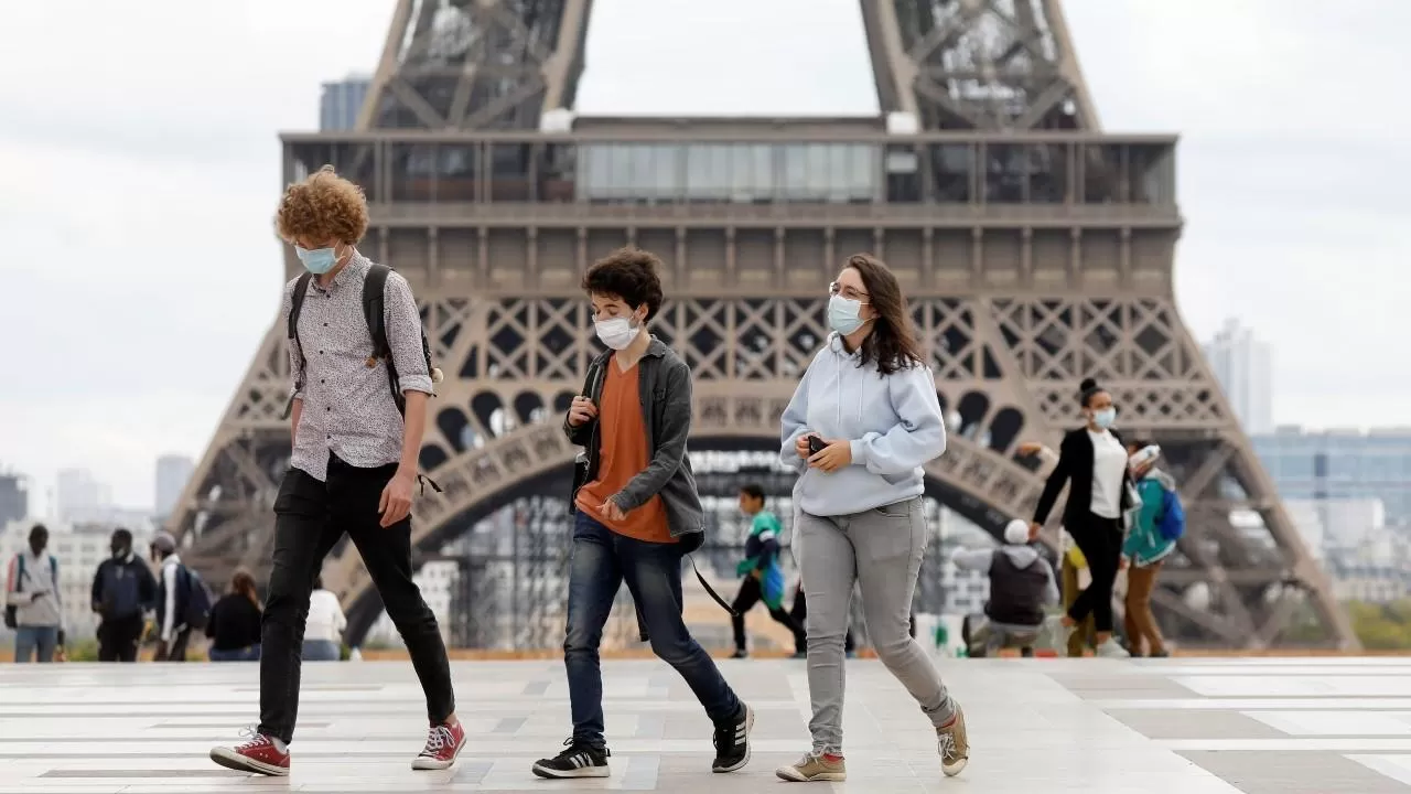 PREOCUPACIÓN EN FRANCIA. Se cree que en los próximos días la variante Ómicron será la cepa predominante de covid-19 en este país europeo. FOTO DE REUTERS.