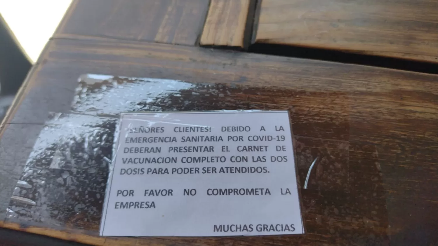 MENSAJE DIRECTO. Los carteles fueron pegados sobre las mesas, como para que los clientes no puedan esquivar su lectura. 