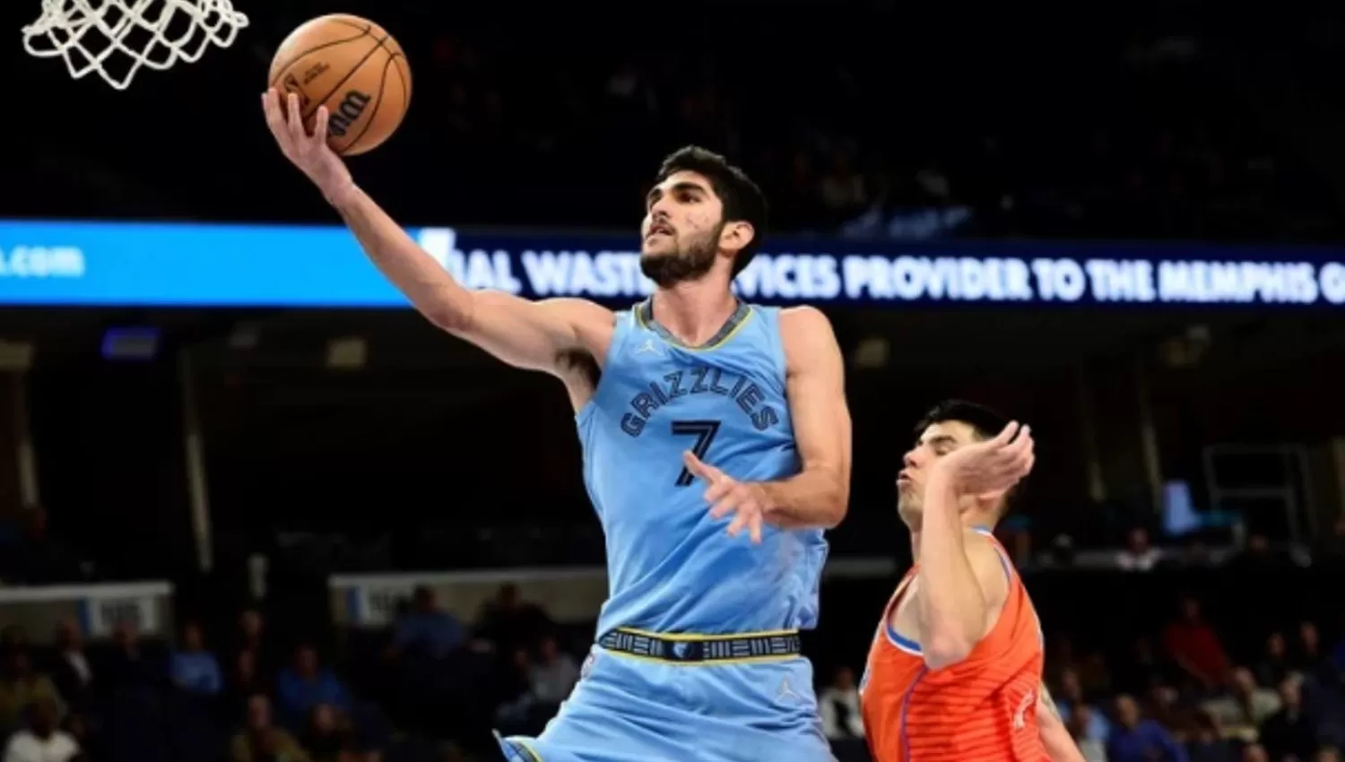 NADA QUE HACER. Deck dejó pasar a Aldama para evitar una falta en la derrota de Thunder ante Grizzlies.