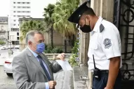 Jaldo se fotografió al presentar el carné de vacunas contra la covid al ingresar a Casa de Gobierno