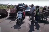Cartoneros de la Costanera se movilizan y cortan el puente Barros 
